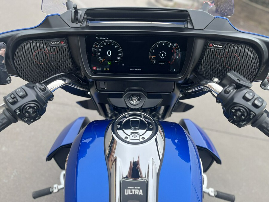 2025 Harley-Davidson® Street Glide Ultra® FLHXU Blue Burst