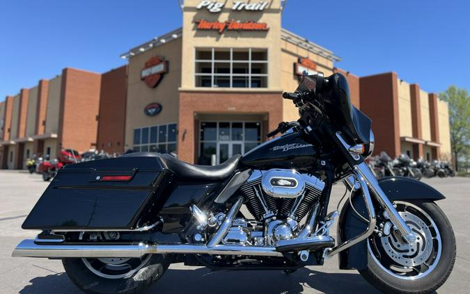 2006 Harley-Davidson® FLHXI Street Glide® BLACK 700530