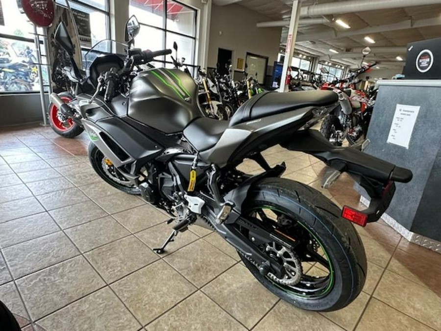 2024 Kawasaki Ninja® 650 Metallic Matte Dark Gray/Metallic Spark Black