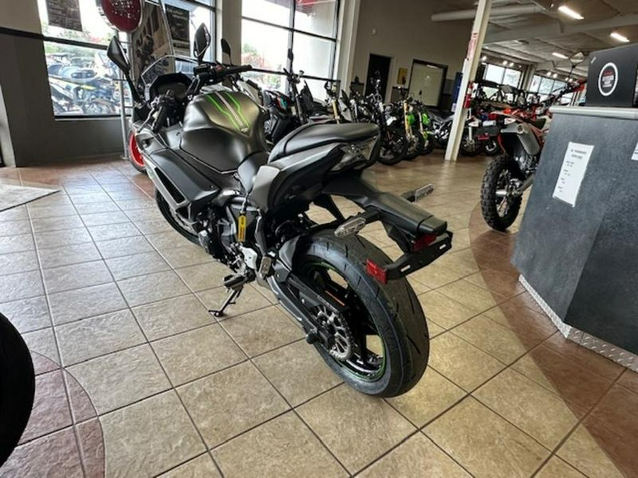 2024 Kawasaki Ninja® 650 Metallic Matte Dark Gray/Metallic Spark Black