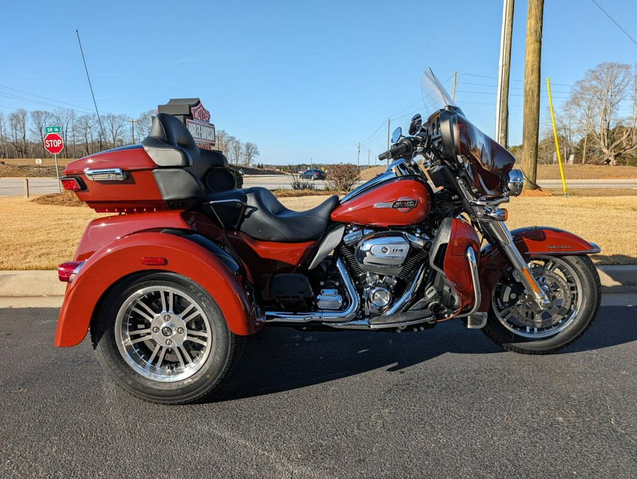 2024 Harley-Davidson Tri Glide Ultra Red Rock / Vivid Black