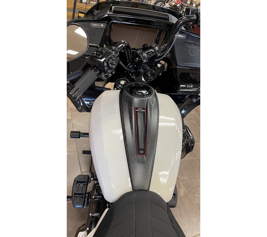 2024 Harley-Davidson CVO™ Road Glide® ST Golden White Pearl