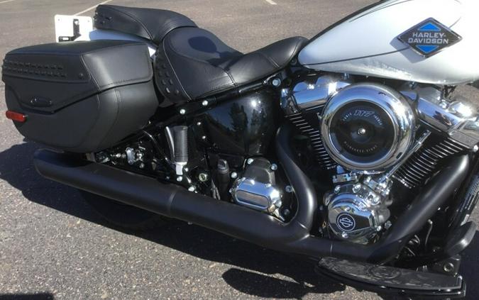 2025 Harley-Davidson® Heritage Classic White Onyx w/Laced Wheels