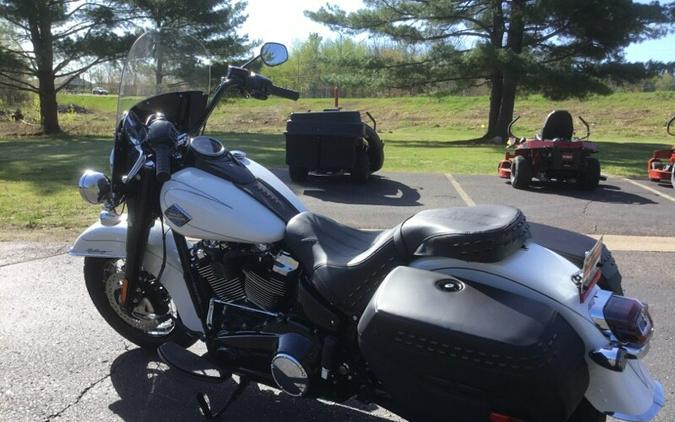 2025 Harley-Davidson® Heritage Classic White Onyx w/Laced Wheels
