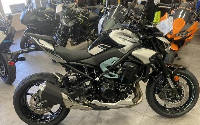 2025 Kawasaki Z900 ABS Galaxy Silver/Metallic Spark Black