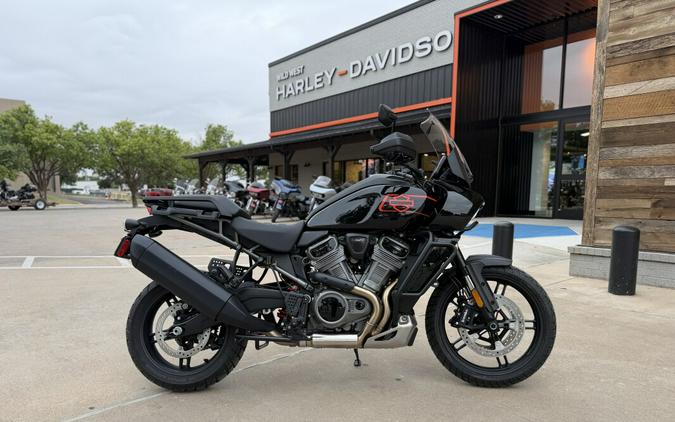 2026 Harley-Davidson® Pan America® 1250 Special Vivid Black Black Cast Wheels