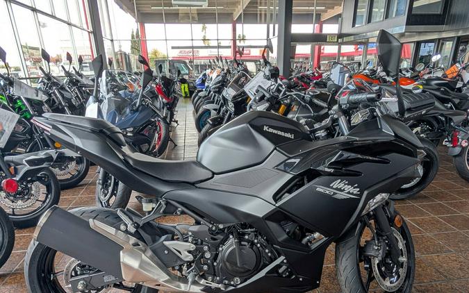 2026 Kawasaki Ninja 500 ABS Metallic Flat Spark Black/Metallic Spark Black