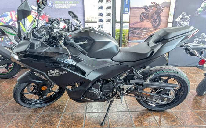 2026 Kawasaki Ninja 500 ABS Metallic Flat Spark Black/Metallic Spark Black