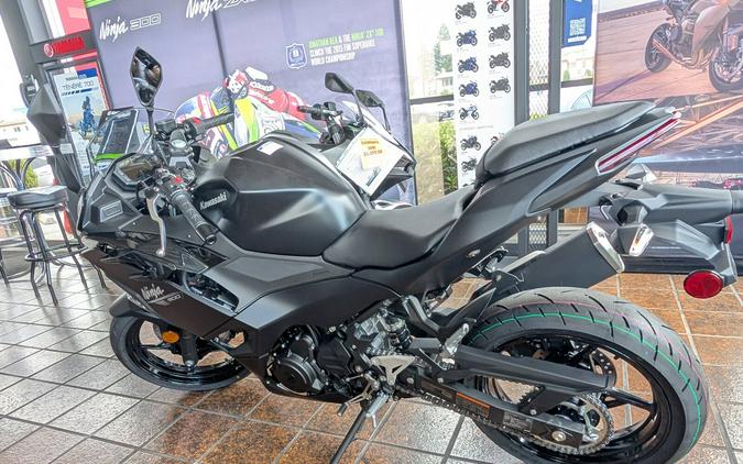 2026 Kawasaki Ninja 500 ABS Metallic Flat Spark Black/Metallic Spark Black