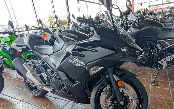 2026 Kawasaki Ninja 500 ABS Metallic Flat Spark Black/Metallic Spark Black