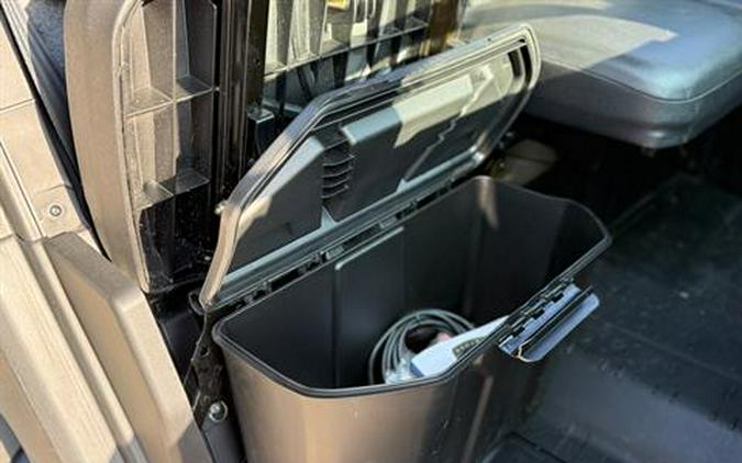 2025 Can-Am Defender DPS CAB