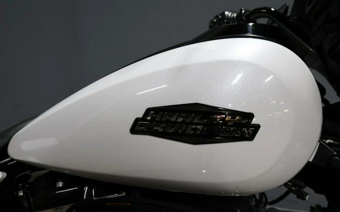 2025 Harley-Davidson Street Glide White Onyx Pearl - Black Finish