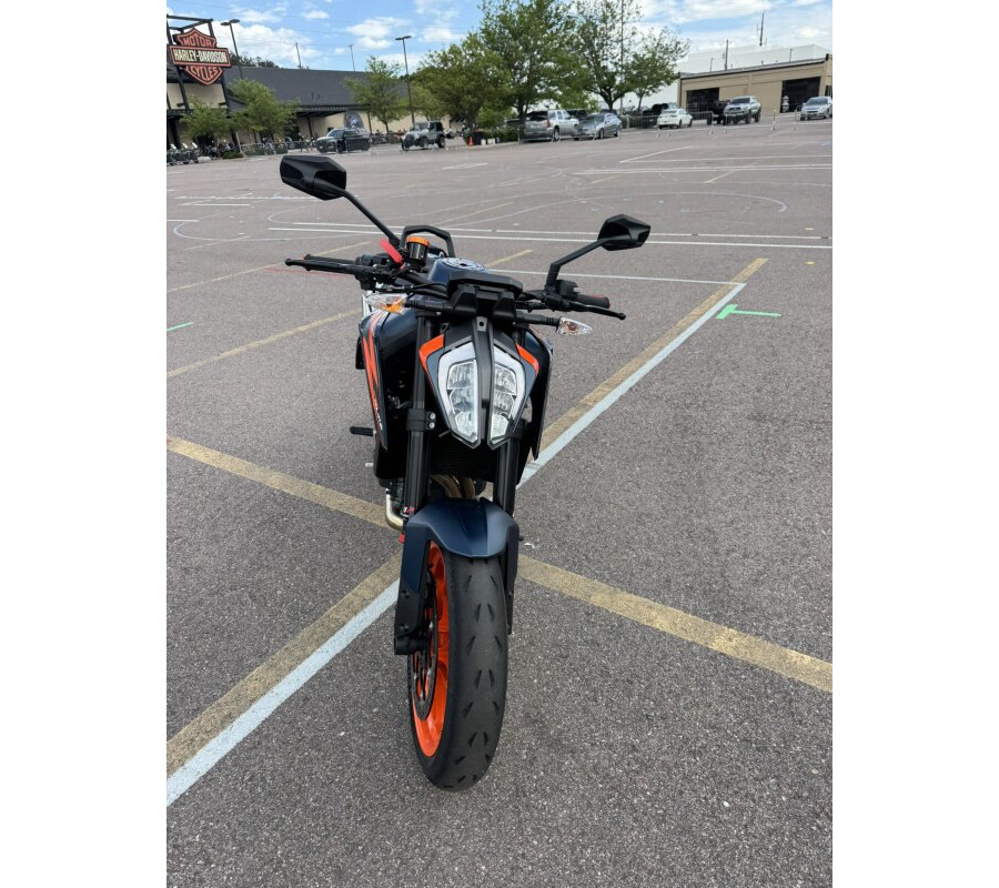2023 KTM 890 Duke R
