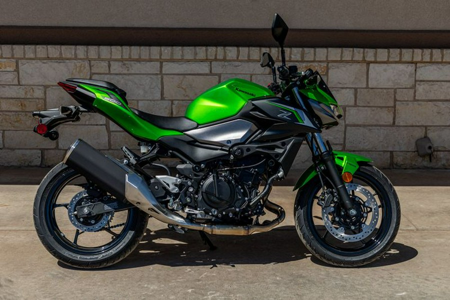 New 2024 KAWASAKI Z500 ABS CANDY LIME GREEN AND METALLIC FLAT SPARK BLACK AND METALLIC GRAPHITE GRAY