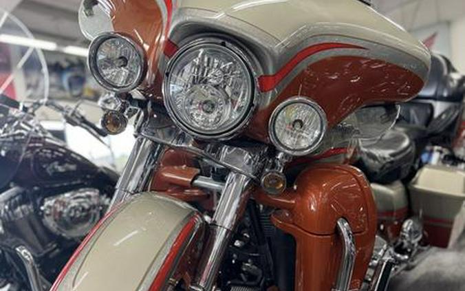 2009 Harley-Davidson® CVO™ Ultra Classic® Electra Glide® - UO0322