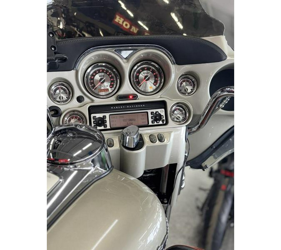 2009 Harley-Davidson® CVO™ Ultra Classic® Electra Glide® - UO0322