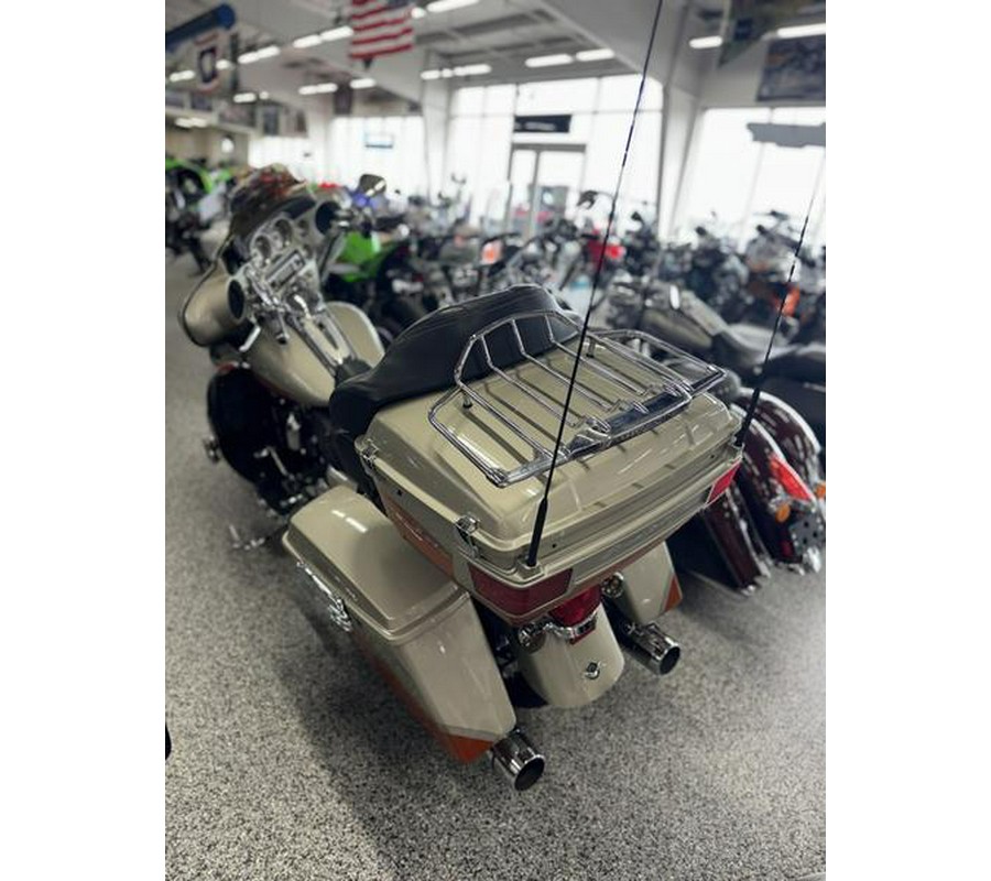 2009 Harley-Davidson® CVO™ Ultra Classic® Electra Glide® - UO0322
