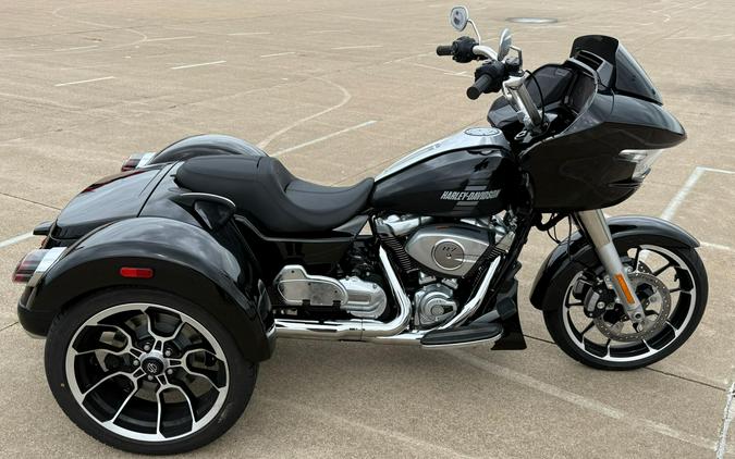 2026 Harley-Davidson® Road Glide 3 Vivid Black