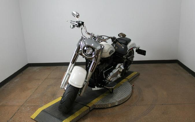 Harley-Davidson® Fat Boy® 2026 FLFB 84684639 WHITE ONYX PRL W/ PINSTRIPE