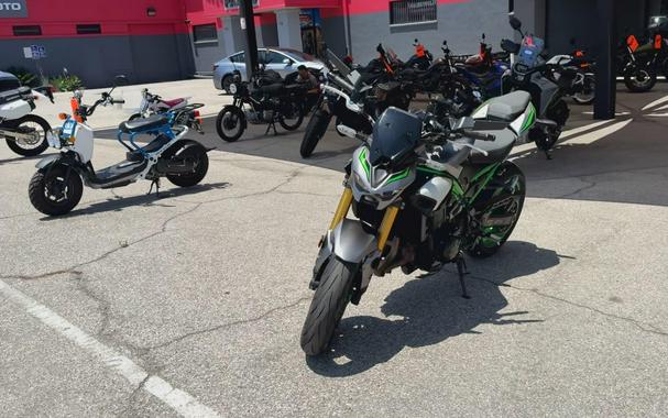 2025 Kawasaki Z900 SE ABS