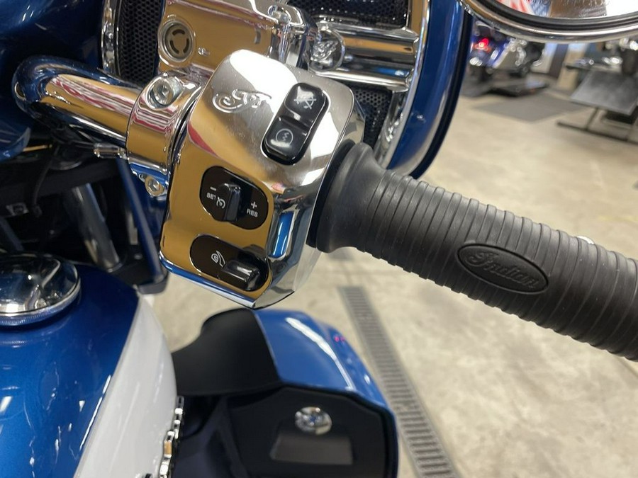 2019 Indian Motorcycle® Roadmaster® Icon Series Brilliant Blue/Pearl White