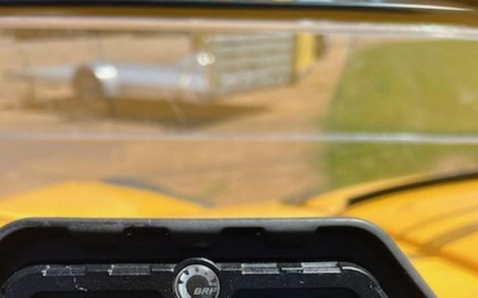 2014 Can-Am® 2014 Commander DPS 800 Yellow