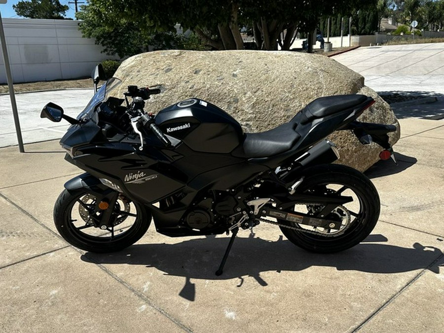 2026 Kawasaki Ninja 500 Metallic Flat Spark Black
