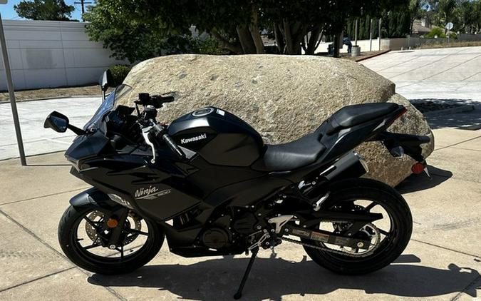 2026 Kawasaki Ninja 500 Metallic Flat Spark Black