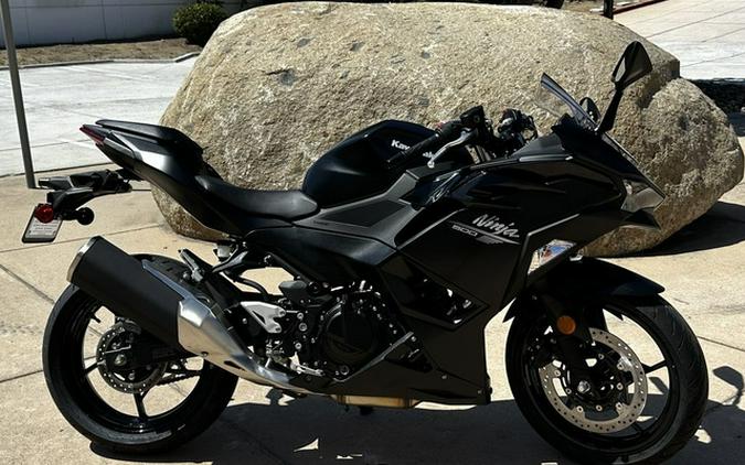 2026 Kawasaki Ninja 500 Metallic Flat Spark Black