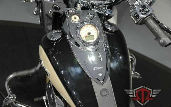 2022 Indian Springfield Black Metallic/Dirt Track Tan