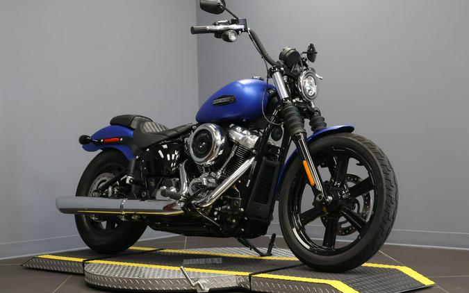 2026 Harley-Davidson® Street Bob® Aurora Blue Denim Chrome Cast Wheels