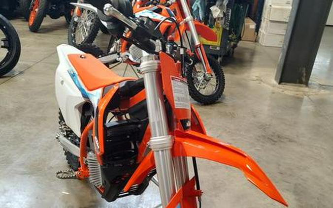 2023 KTM SX-E 3 First Look [Just In Time For Christmas]