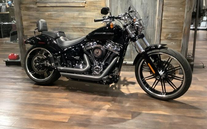 Harley-Davidson® Breakout® 114 2018 FXBRS U444-18 BLACK W/PINSTRIPE