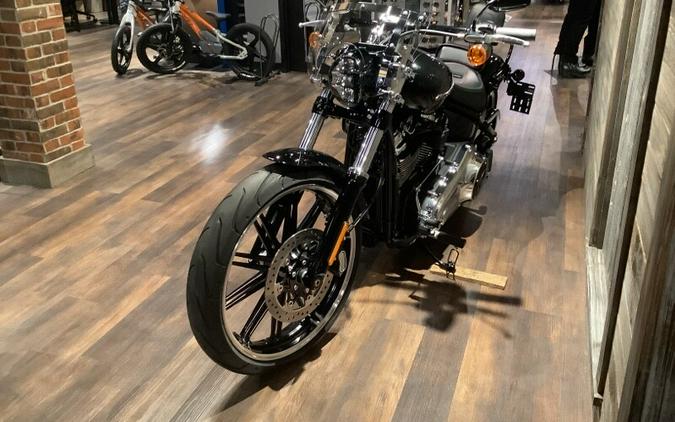 Harley-Davidson® Breakout® 114 2018 FXBRS U444-18 BLACK W/PINSTRIPE