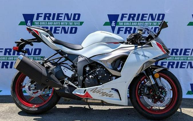 2024 Kawasaki Ninja® ZX™-6R ABS Pearl Robotic White/Metallic Graphite Gray