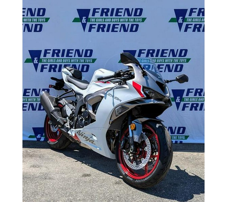 2024 Kawasaki Ninja® ZX™-6R ABS Pearl Robotic White/Metallic Graphite Gray