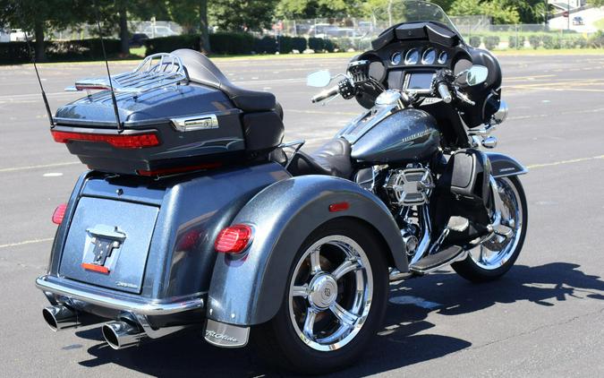 2015 Harley-Davidson® Tri Glide® Ultra Custom Colour Black Magic