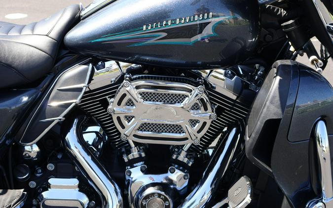 2015 Harley-Davidson® Tri Glide® Ultra Custom Colour Black Magic
