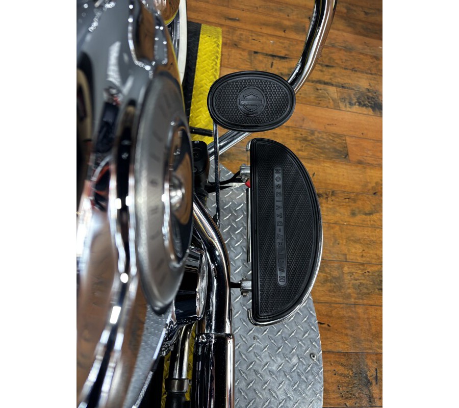 2011 Harley-Davidson® Heritage Softail® Classic BRIL SILVER W/PINSTRIPE