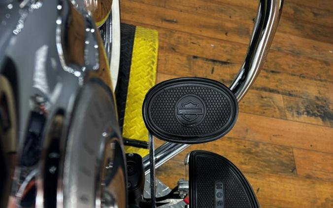 2011 Harley-Davidson® Heritage Softail® Classic BRIL SILVER W/PINSTRIPE