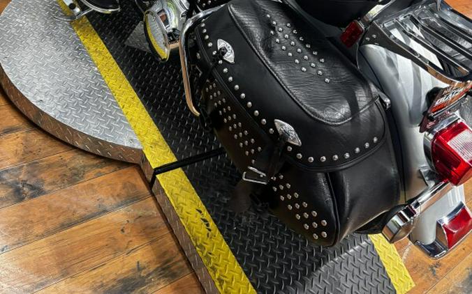 2011 Harley-Davidson® Heritage Softail® Classic BRIL SILVER W/PINSTRIPE