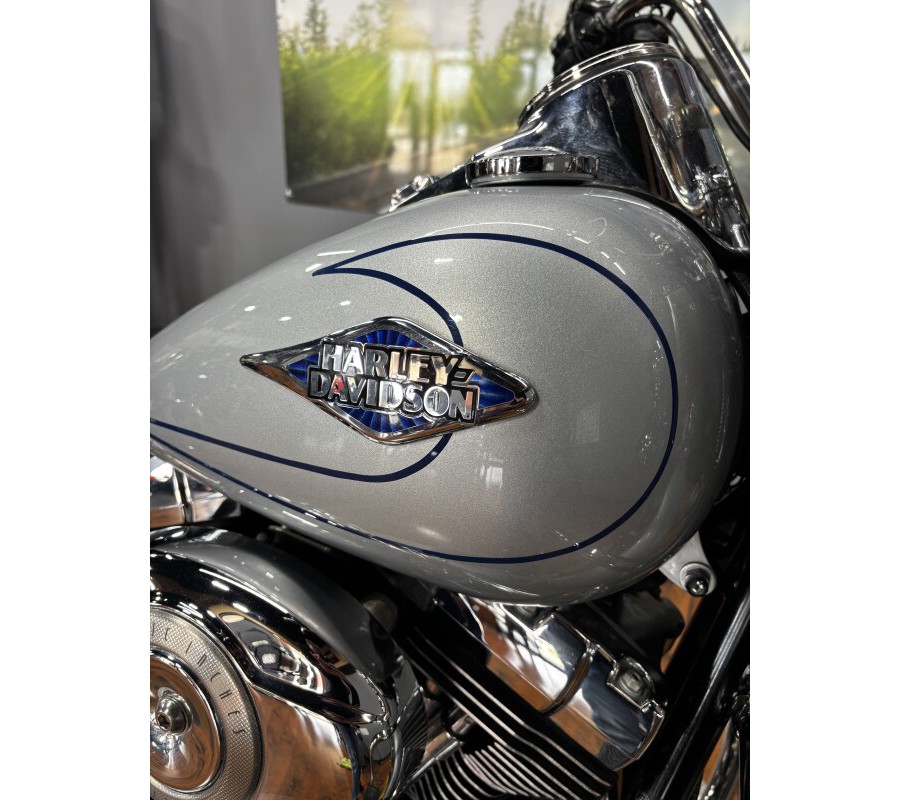 2011 Harley-Davidson® Heritage Softail® Classic BRIL SILVER W/PINSTRIPE