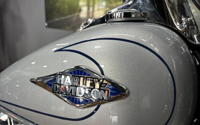 2011 Harley-Davidson® Heritage Softail® Classic BRIL SILVER W/PINSTRIPE