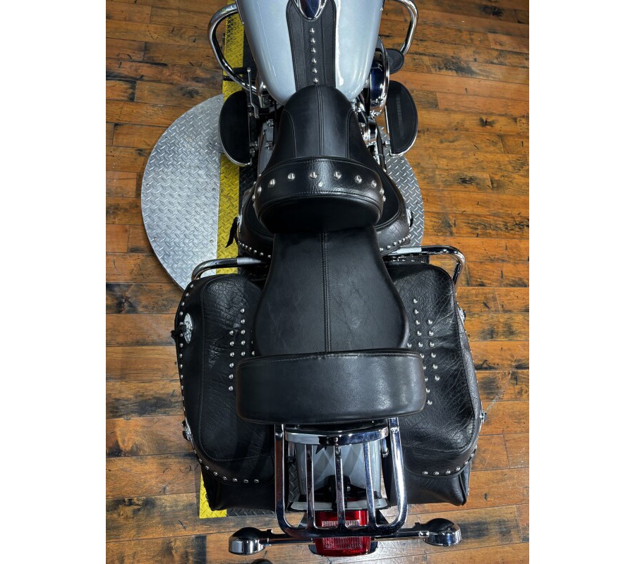 2011 Harley-Davidson® Heritage Softail® Classic BRIL SILVER W/PINSTRIPE