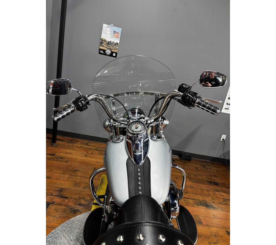 2011 Harley-Davidson® Heritage Softail® Classic BRIL SILVER W/PINSTRIPE