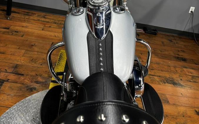 2011 Harley-Davidson® Heritage Softail® Classic BRIL SILVER W/PINSTRIPE