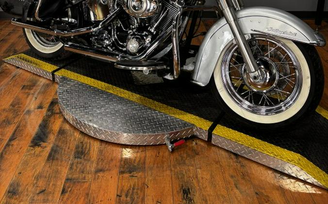 2011 Harley-Davidson® Heritage Softail® Classic BRIL SILVER W/PINSTRIPE