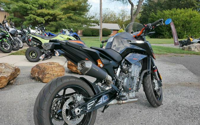 2022 KTM Duke 890 R