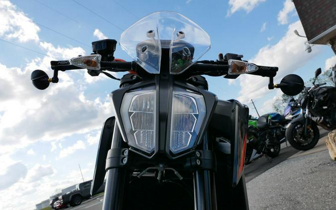 2022 KTM Duke 890 R