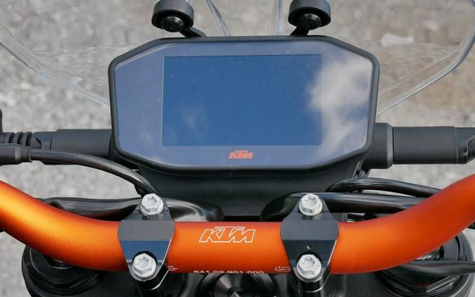 2022 KTM Duke 890 R